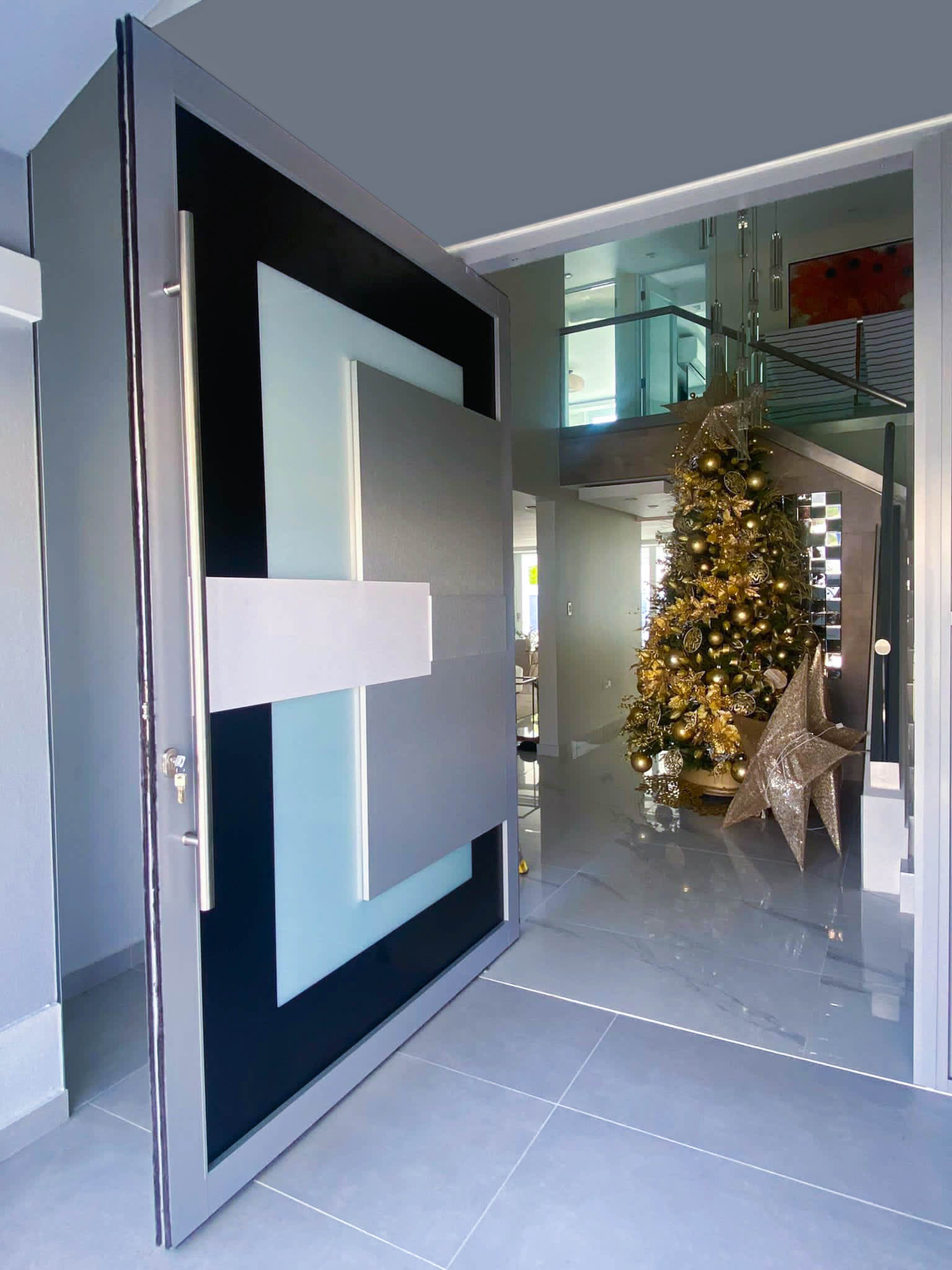 Puerta moderna negra con cristal y detalles claros