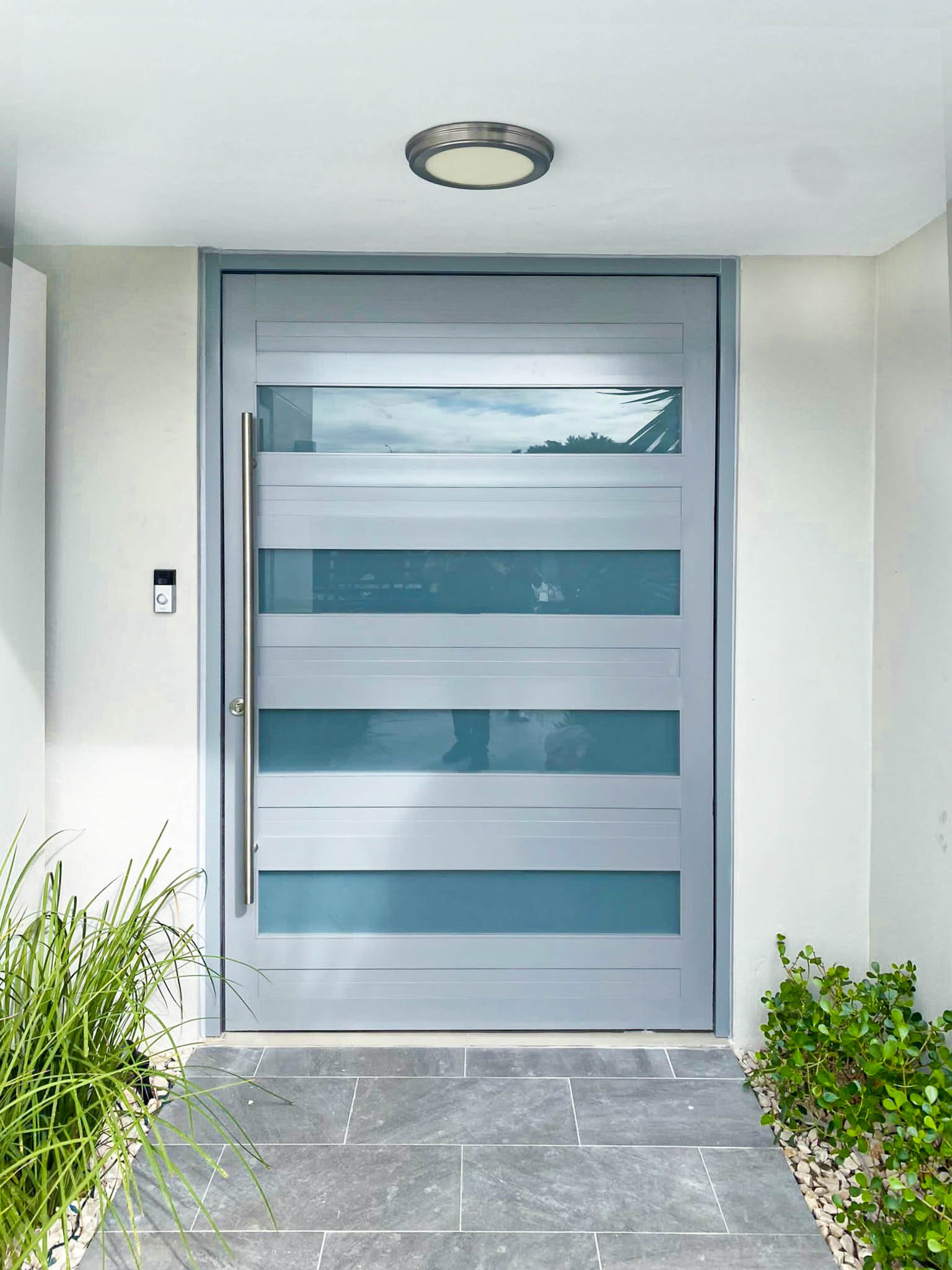 Puerta de pivote con cristal opaco y marco gris
