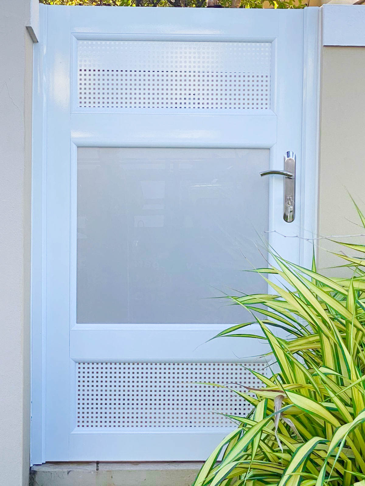 Portón blanco con paneles y área ventilada