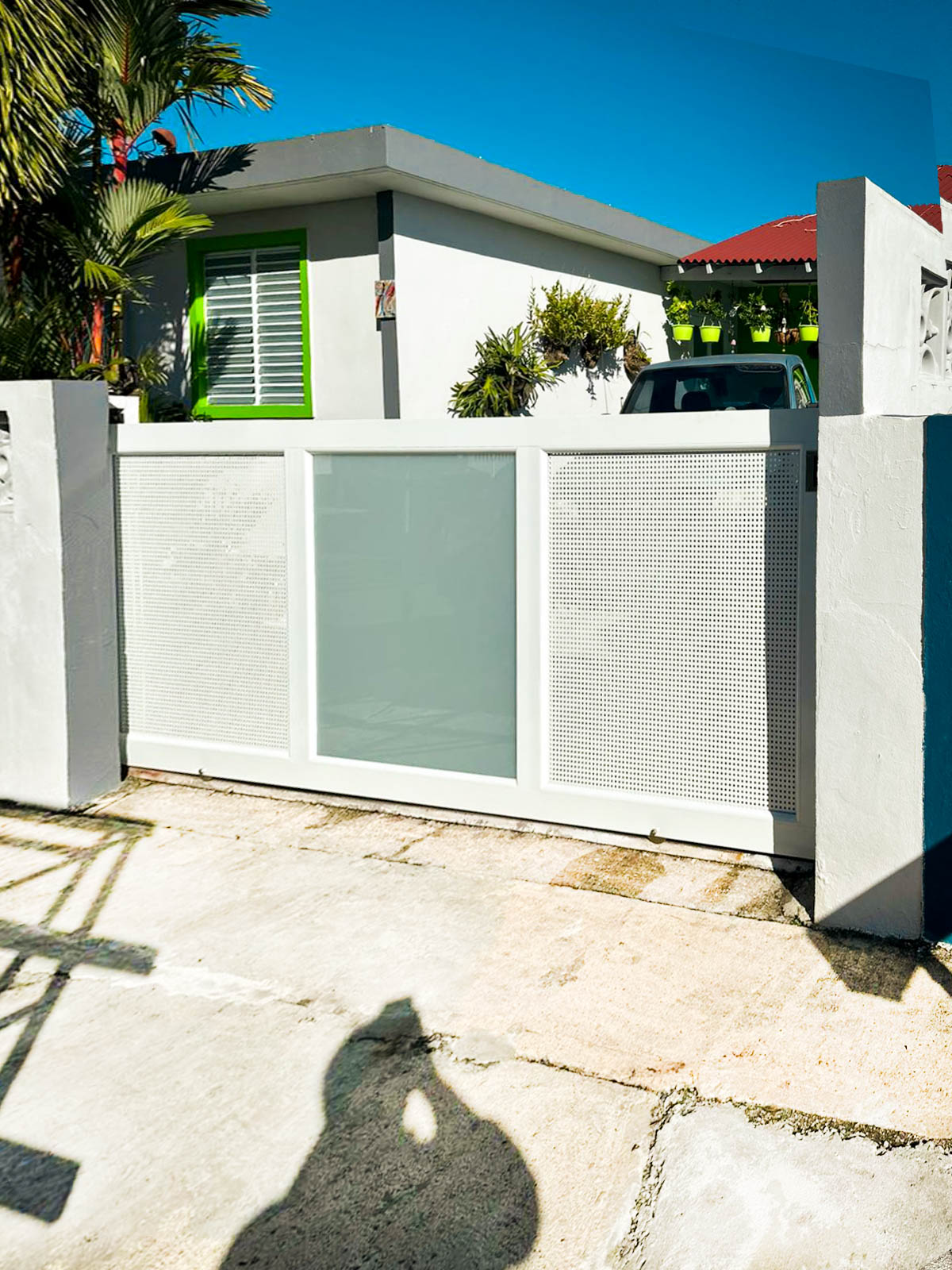 Portón exterior blanco y gris instalado en residencia
