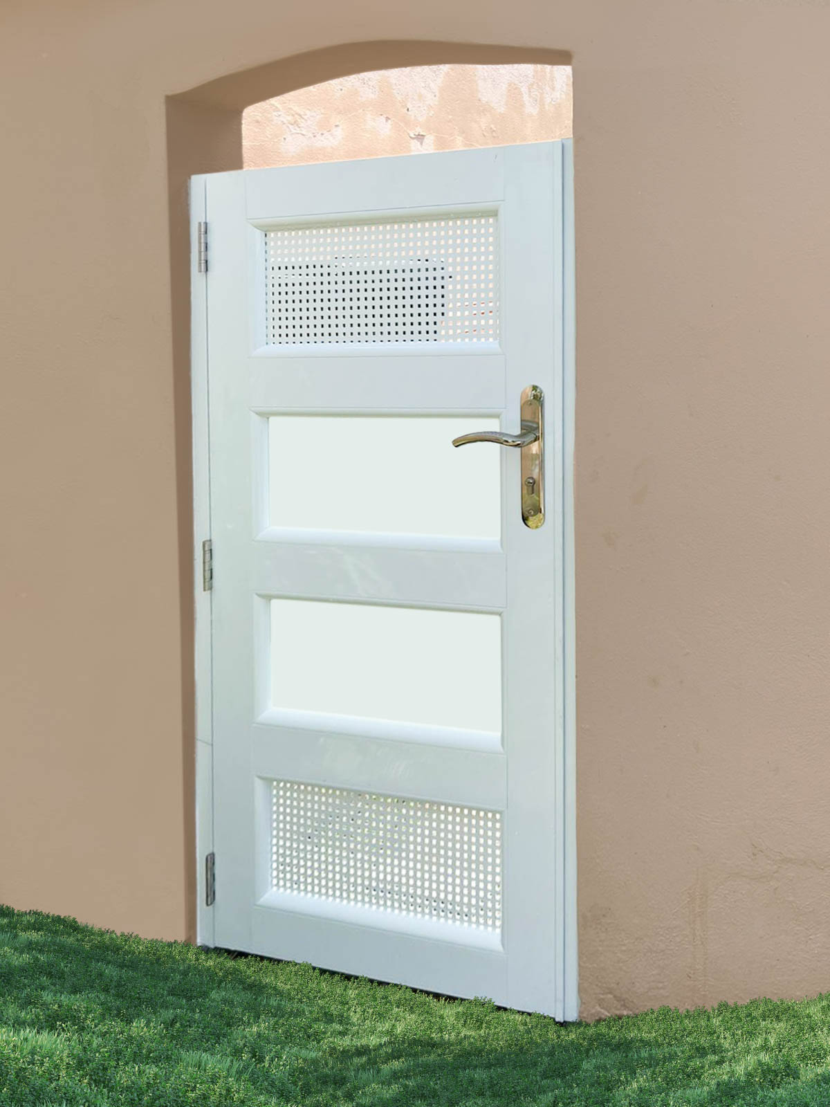 Puerta blanca instalada en pared exterior color beige