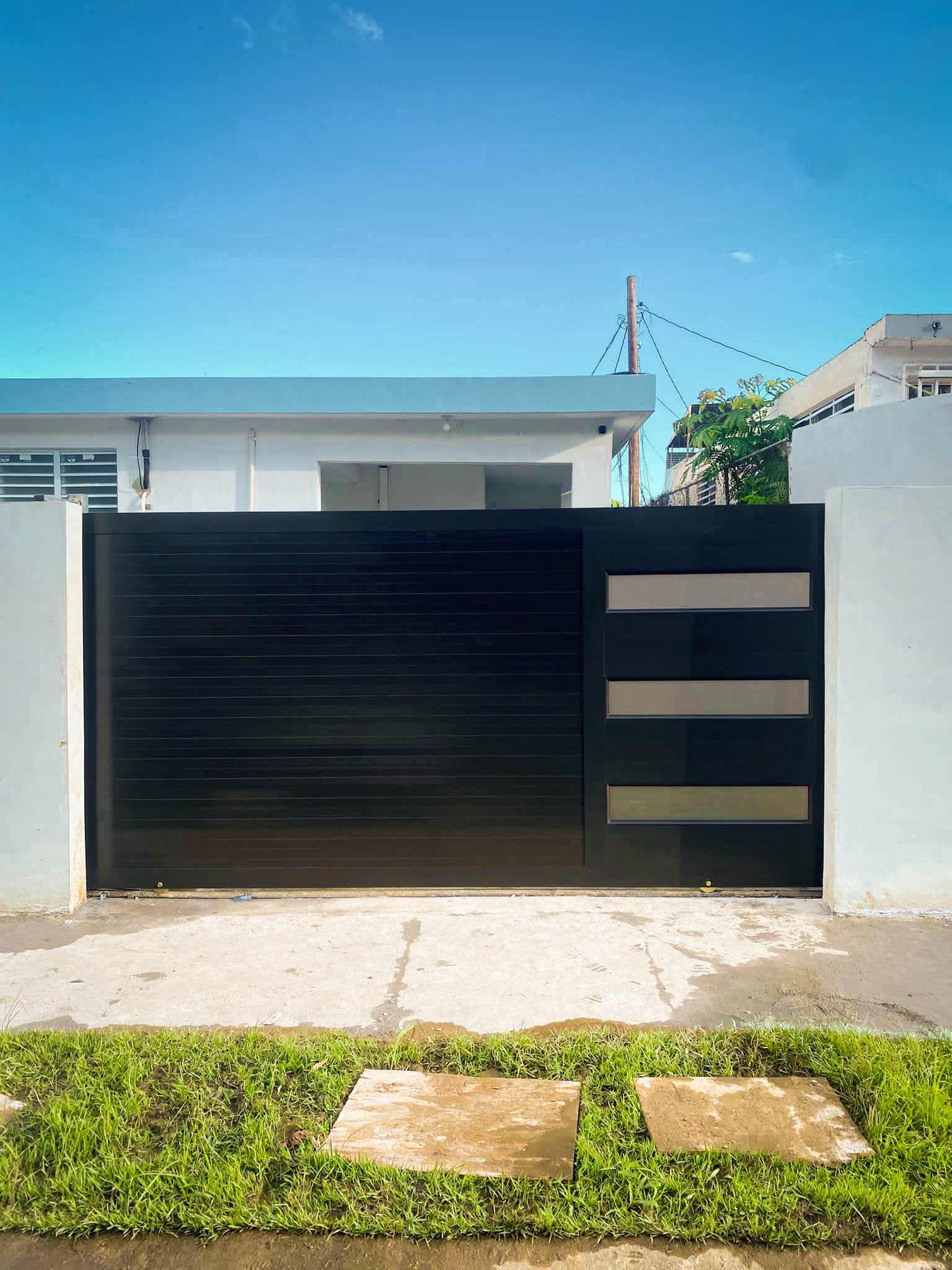 Portón negro moderno con franjas horizontales