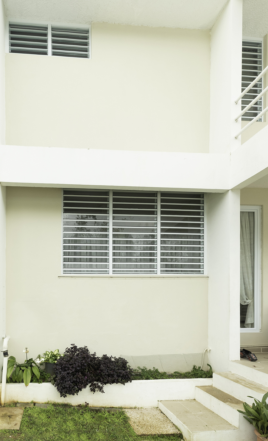Ventanas de seguridad instaladas en segundo nivel residencial