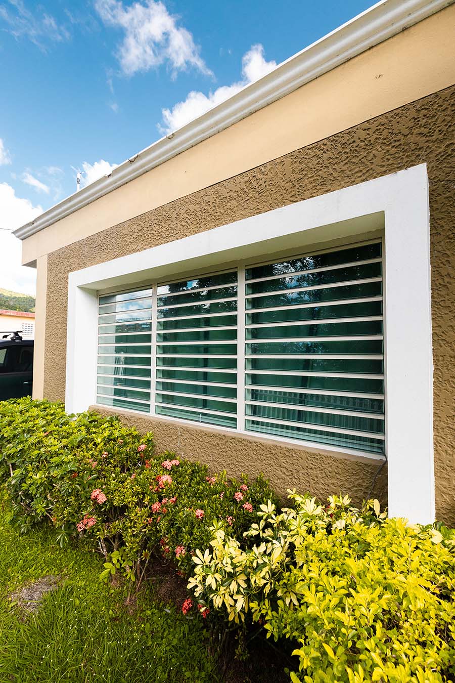 Ventanas largas con lamas instaladas en fachada frontal