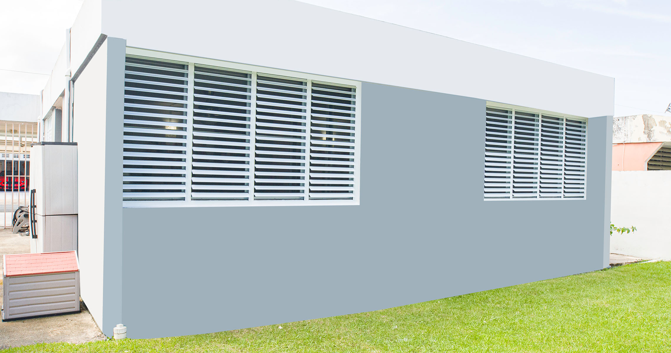 Ventanas de seguridad instaladas en fachada lateral de residencia