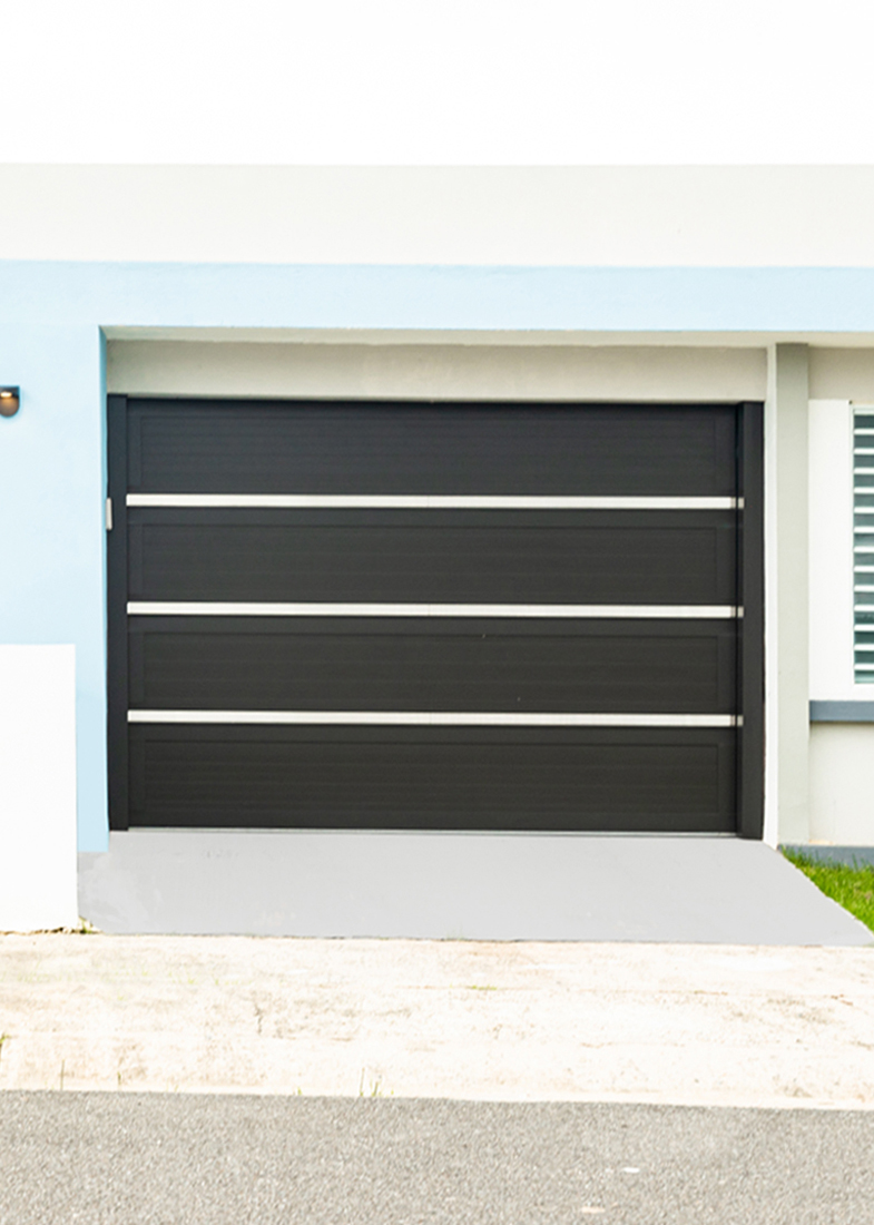 Puerta de garaje negra moderna instalada en residencia
